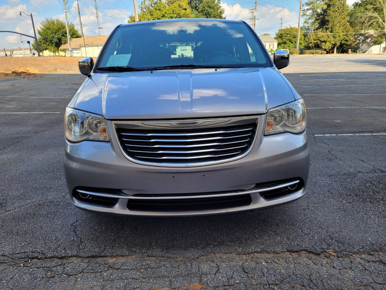 Used 2014 Chrysler Town & Country Touring-L w/ Driver Convenience Group image 2