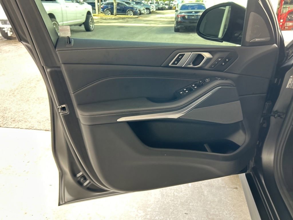 Used 2021 BMW X5 sDrive40i w/ M Sport Package image 14