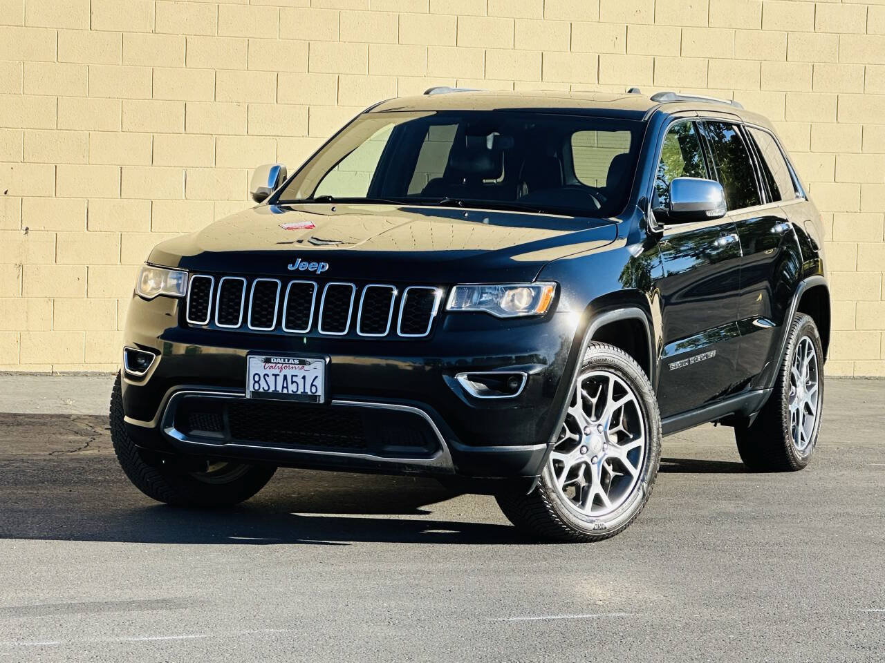 Used 2019 Jeep Grand Cherokee Limited AWD/4WD image 3