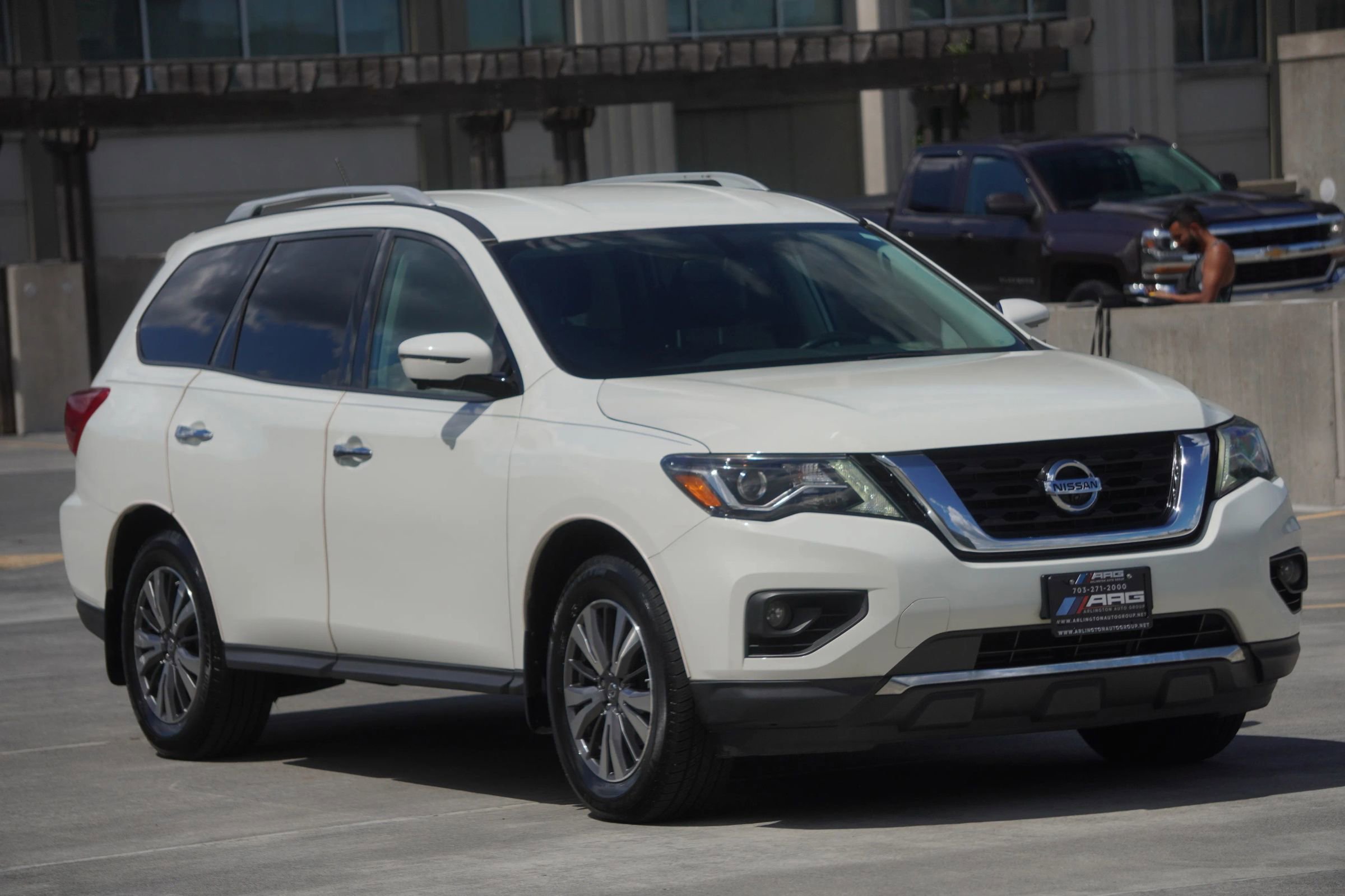 Used 2017 Nissan Pathfinder SL image 3