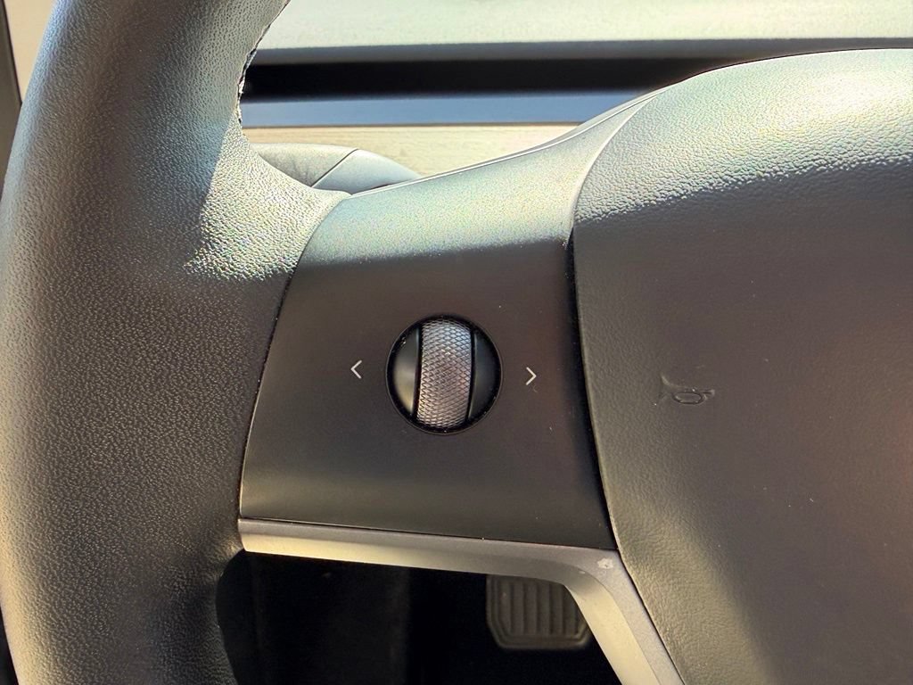 Used 2023 Tesla Model Y Long Range AWD/4WD image 23