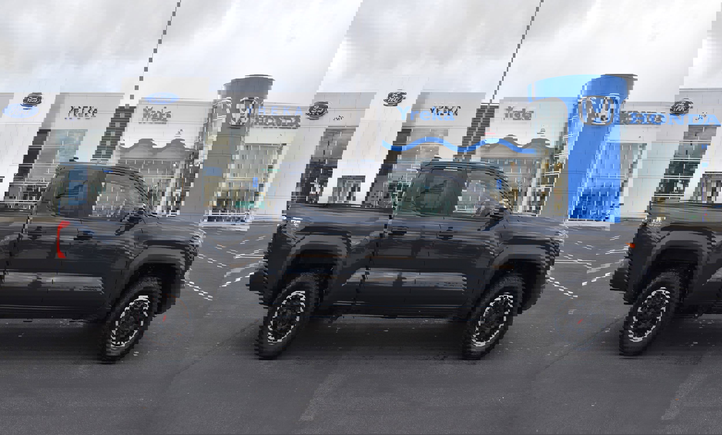 Used 2024 Toyota Tacoma TRD Off-Road w/ TRD Off Road Upgrade Package image 1