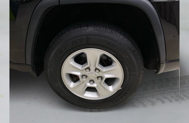 Used 2016 Jeep Grand Cherokee Laredo AWD/4WD image 18
