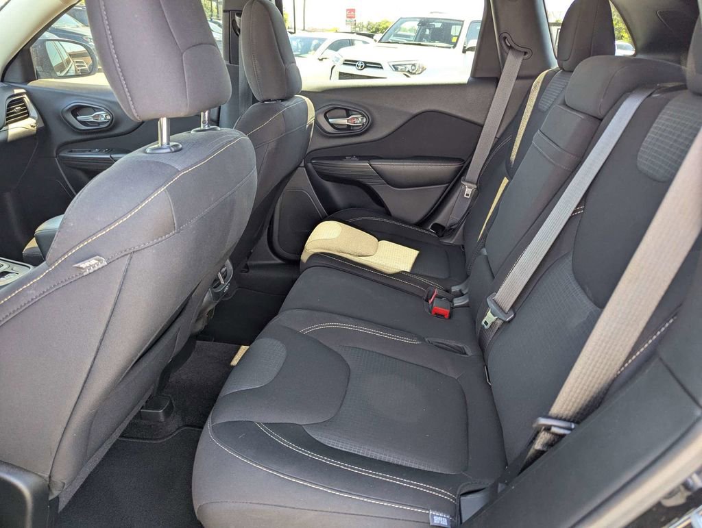 Used 2016 Jeep Cherokee Latitude w/ Comfort/Convenience Group image 14