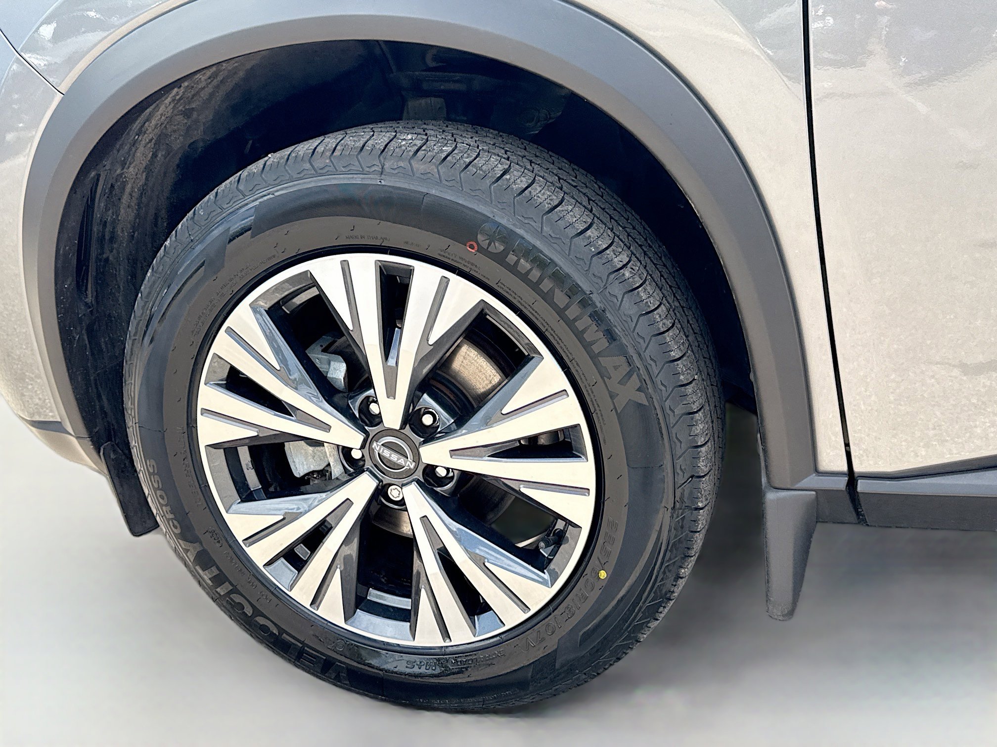 Used 2023 Nissan Rogue SV image 41