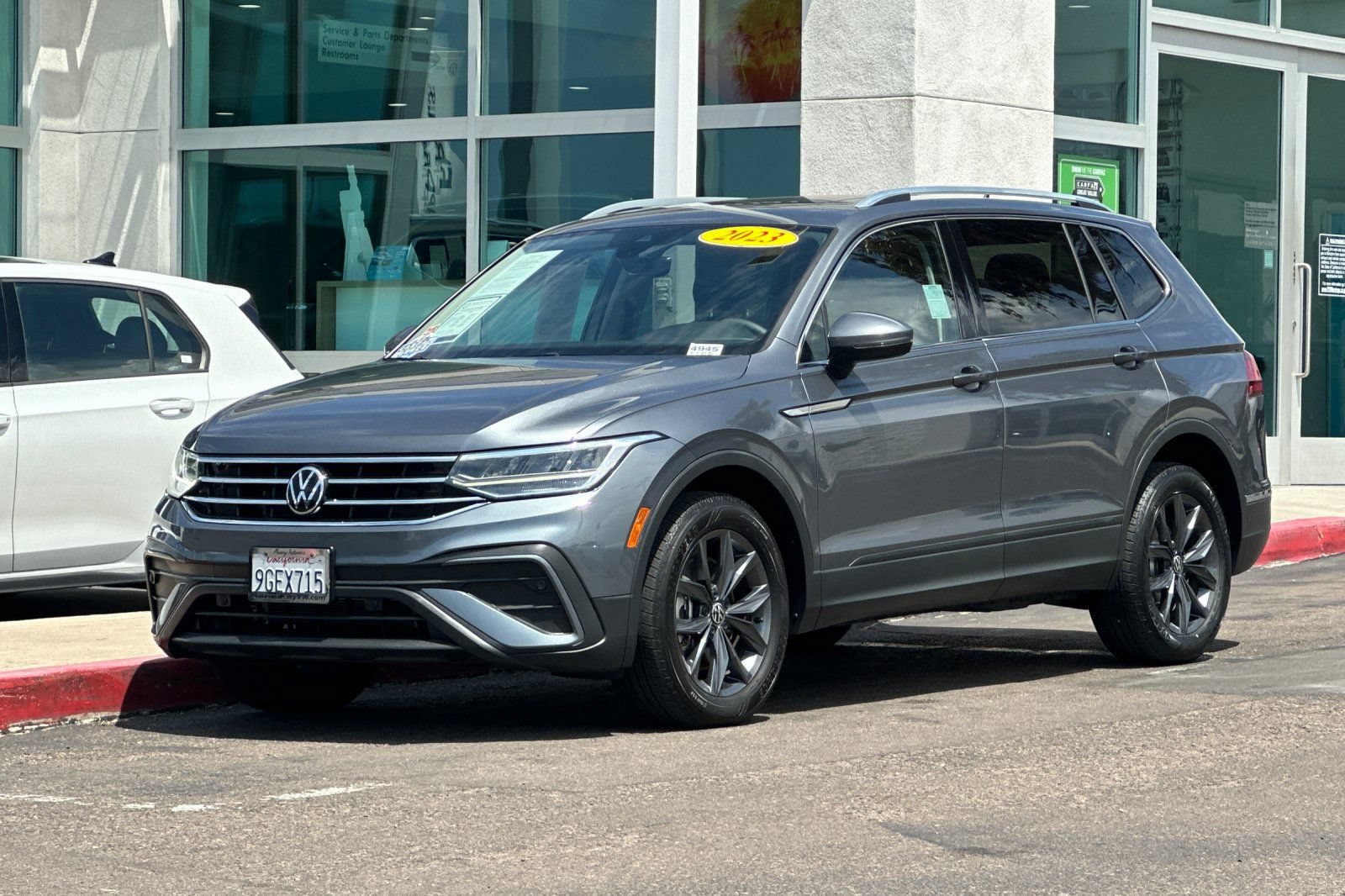 Used 2023 Volkswagen Tiguan SE w/ Panoramic Sunroof Package FWD image 9