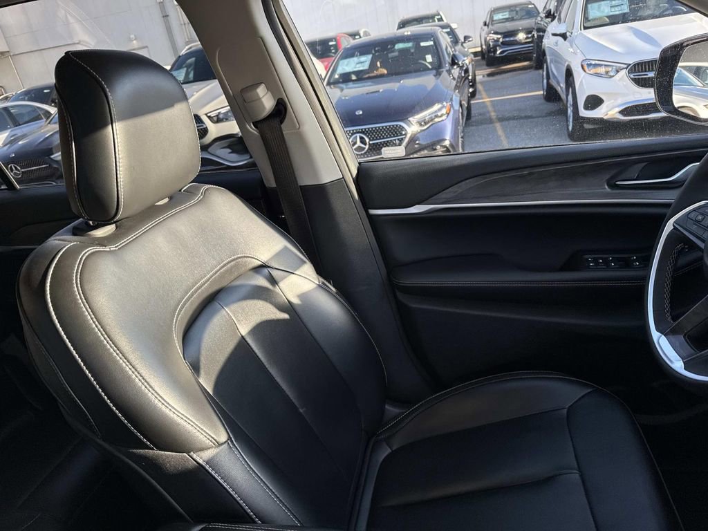 Used 2023 Jeep Grand Cherokee L Limited image 11