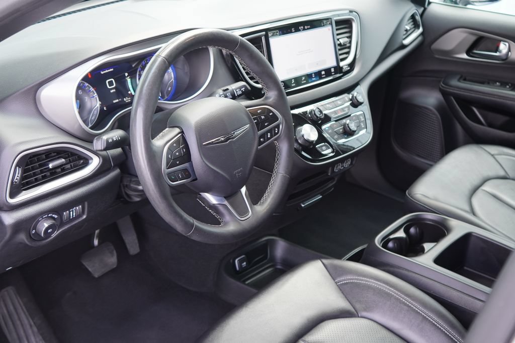Used 2025 Chrysler Pacifica Select FWD image 14