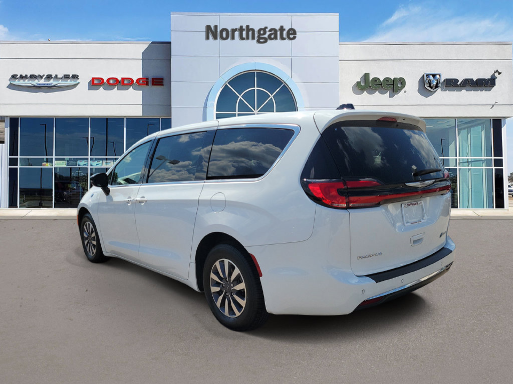 Used 2024 Chrysler Pacifica Limited FWD image 3