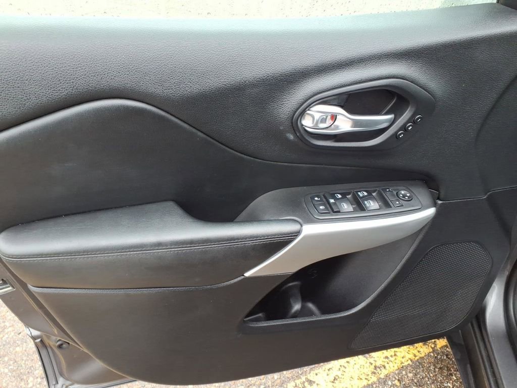 Used 2018 Jeep Cherokee Overland image 11