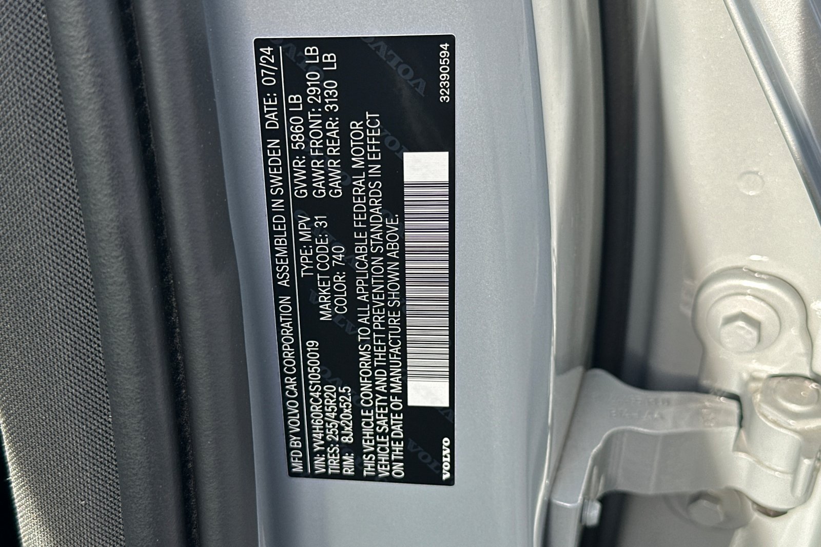 Certified 2025 Volvo XC60 T8 Plus w/ Protection Package Premier AWD/4WD image 37