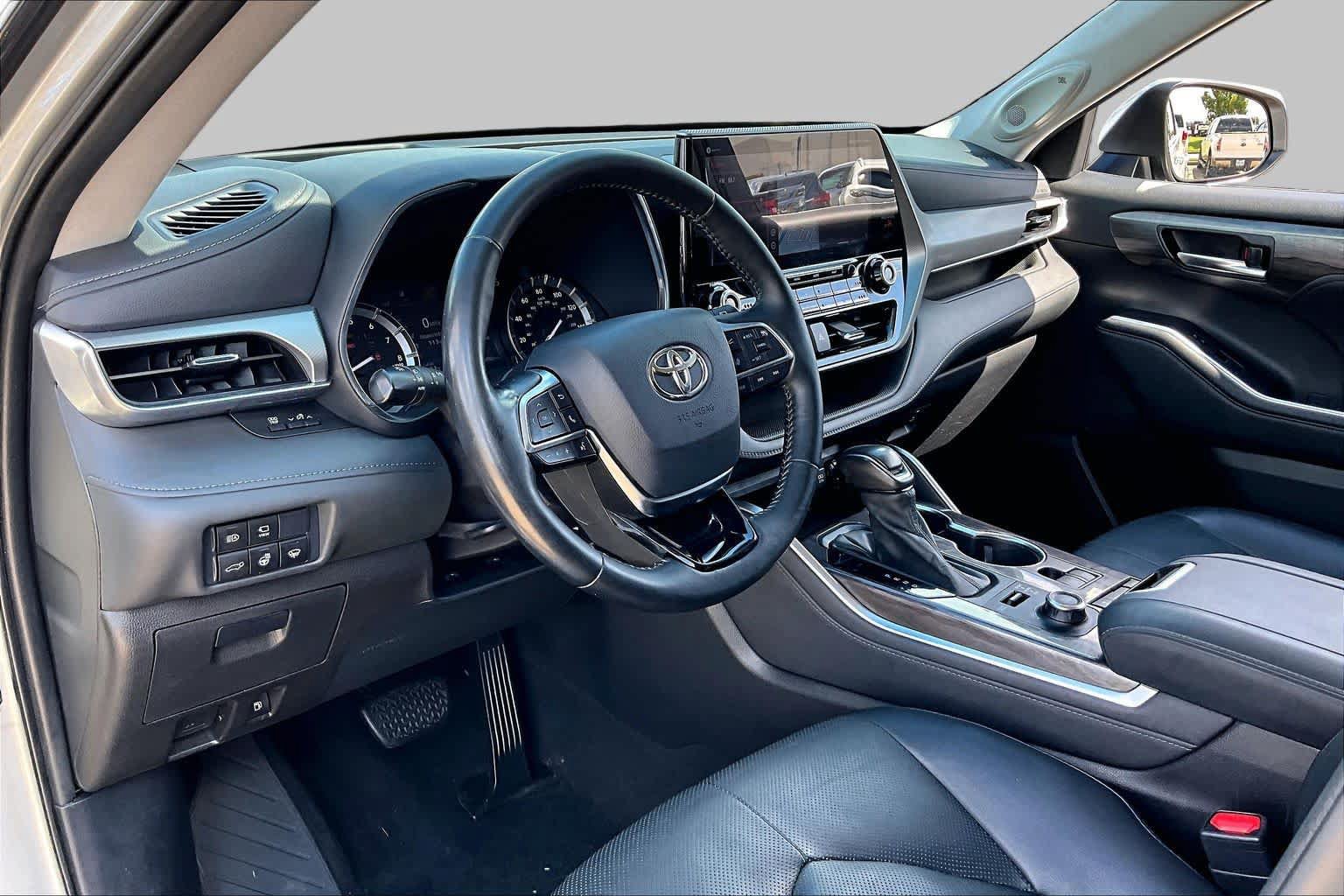 Used 2021 Toyota Highlander Limited AWD/4WD image 18