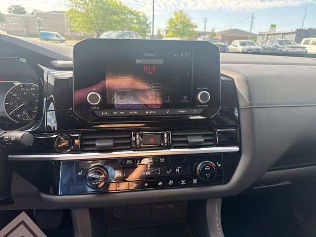 Used 2025 Nissan Pathfinder SV FWD image 20
