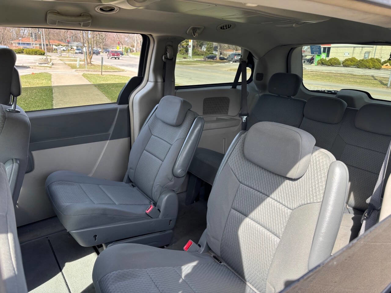 Used 2010 Chrysler Town & Country Touring image 14