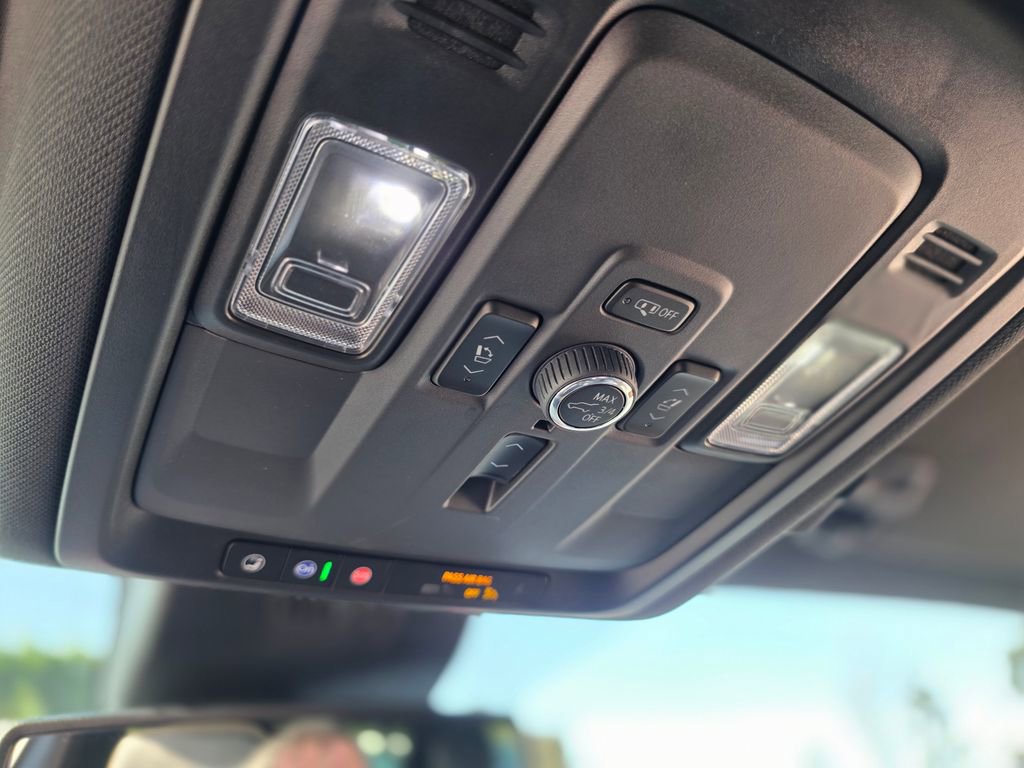 Used 2025 Chevrolet Suburban Premier image 28