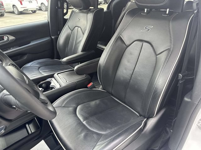 Used 2023 Chrysler Pacifica Limited w/ Uconnect Theater Family Group FWD image 50
