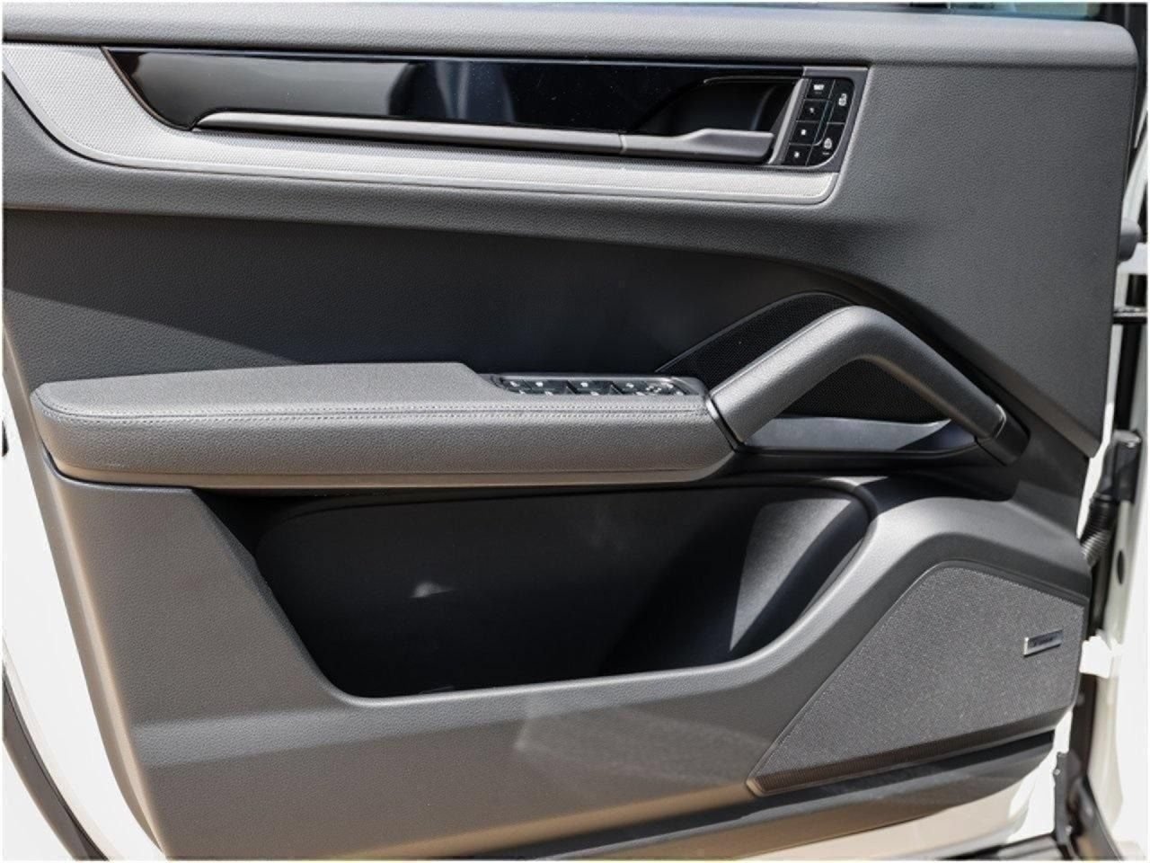 Certified 2025 Porsche Cayenne Coupe AWD/4WD image 23