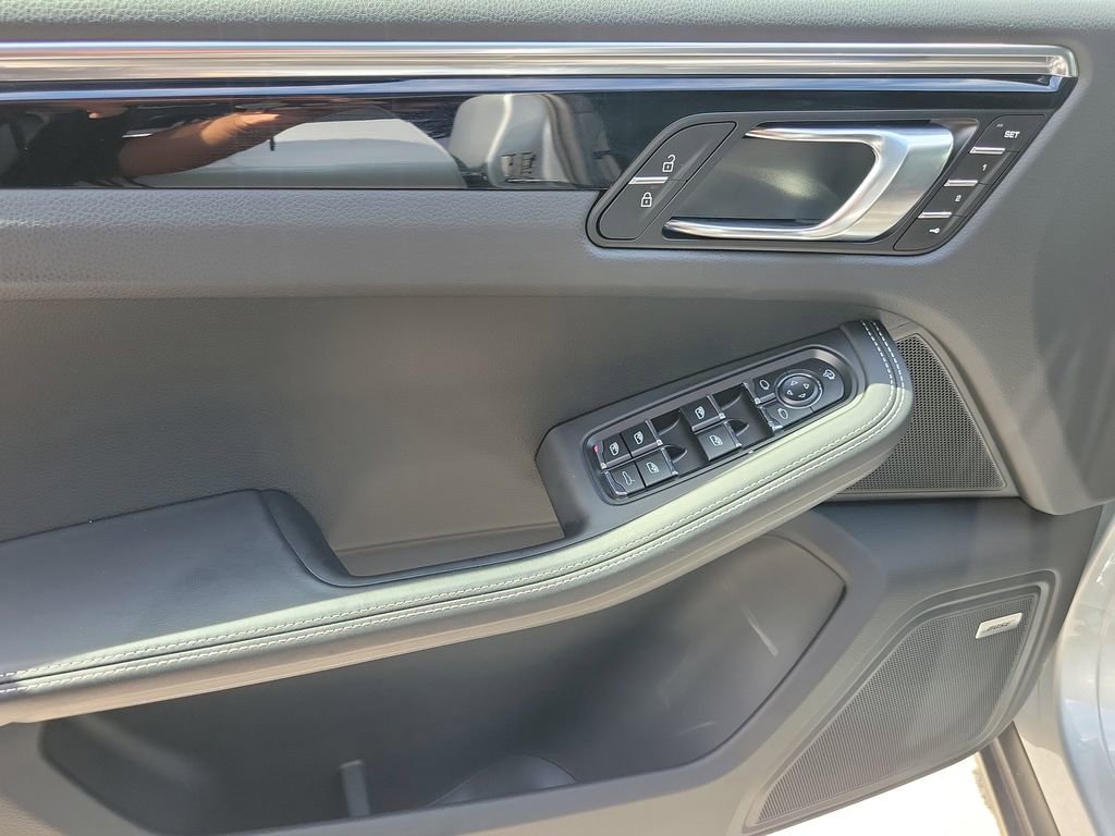 Certified 2025 Porsche Macan image 24