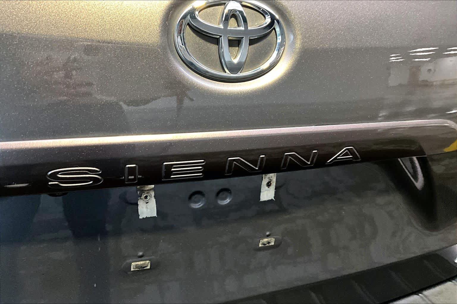 Used 2017 Toyota Sienna XLE w/ XLE Navigation Package AWD/4WD image 10