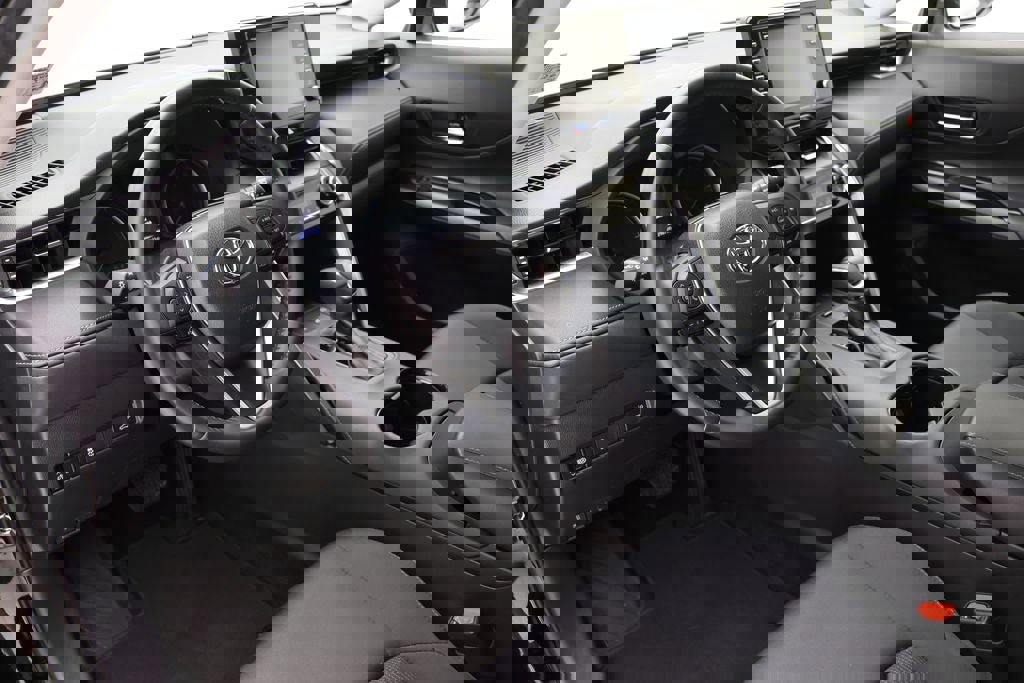 Used 2022 Toyota Venza LE image 12