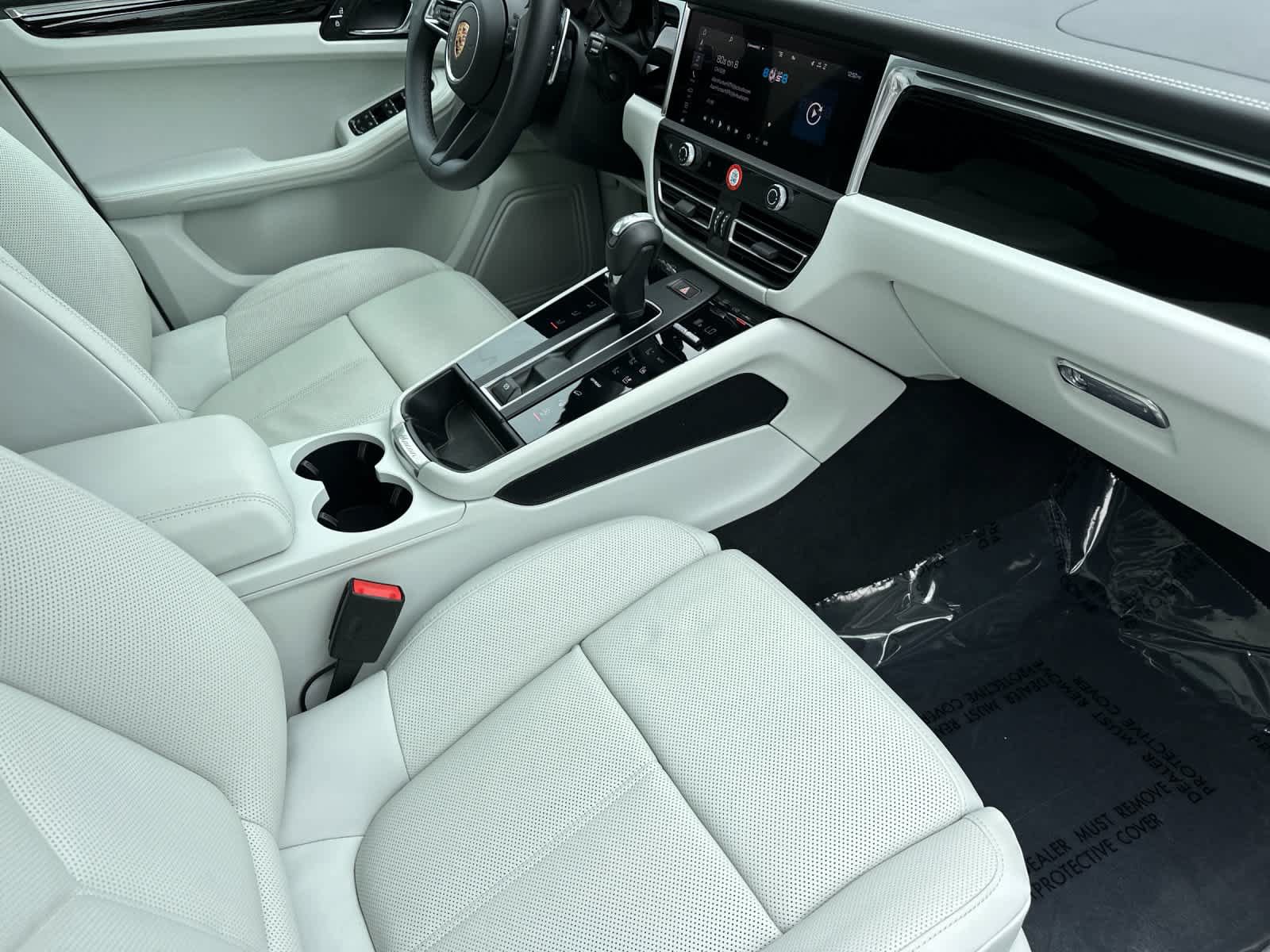 Certified 2025 Porsche Macan AWD/4WD image 17