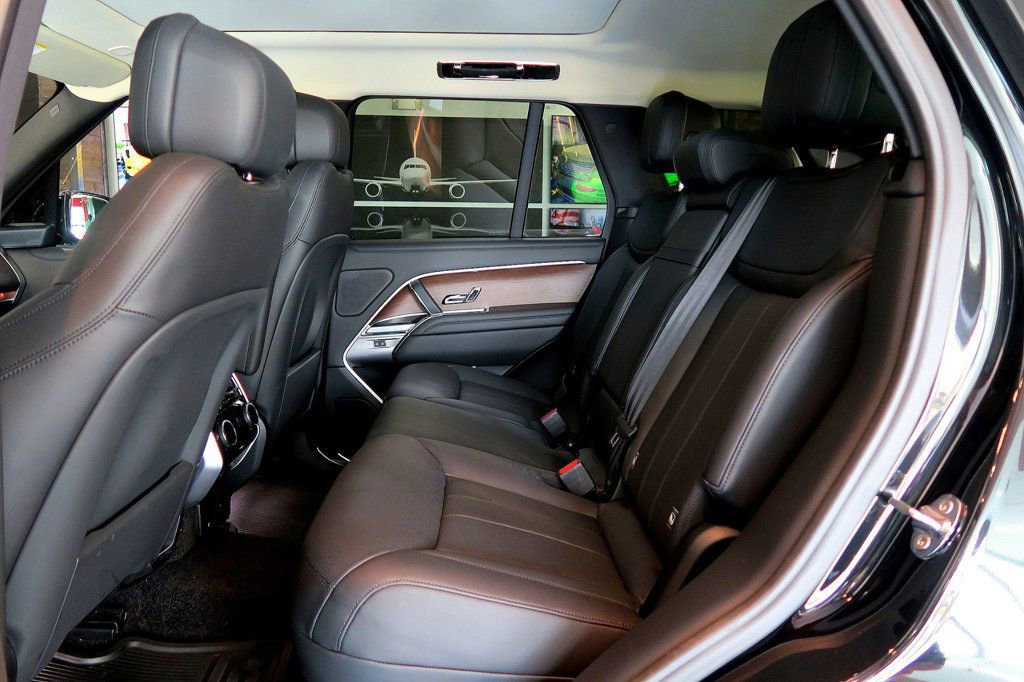 Used 2025 Land Rover Range Rover SE AWD/4WD image 38