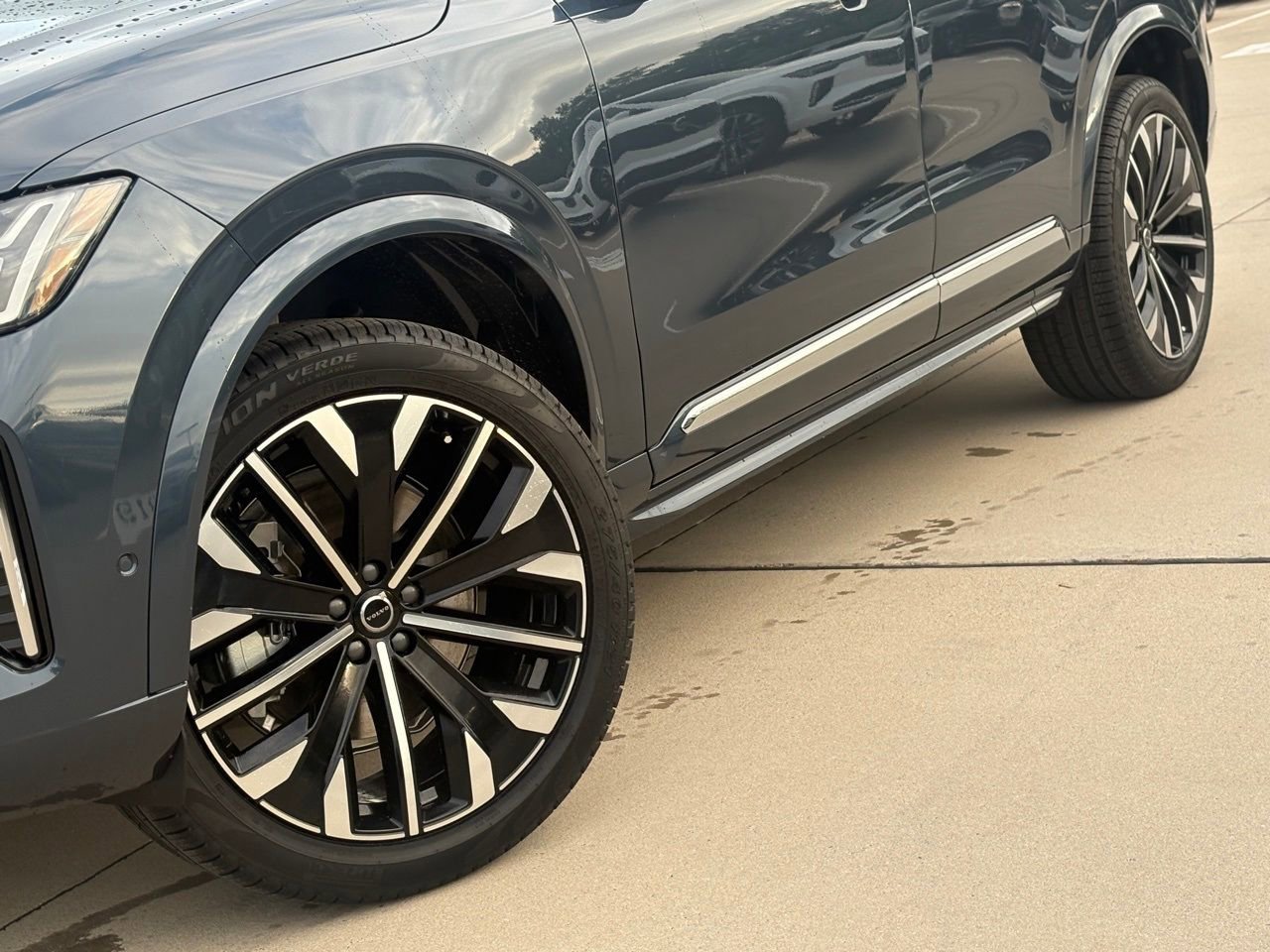 New 2026 Volvo XC90 B6 Plus w/ Protection Package Premier AWD/4WD image 8
