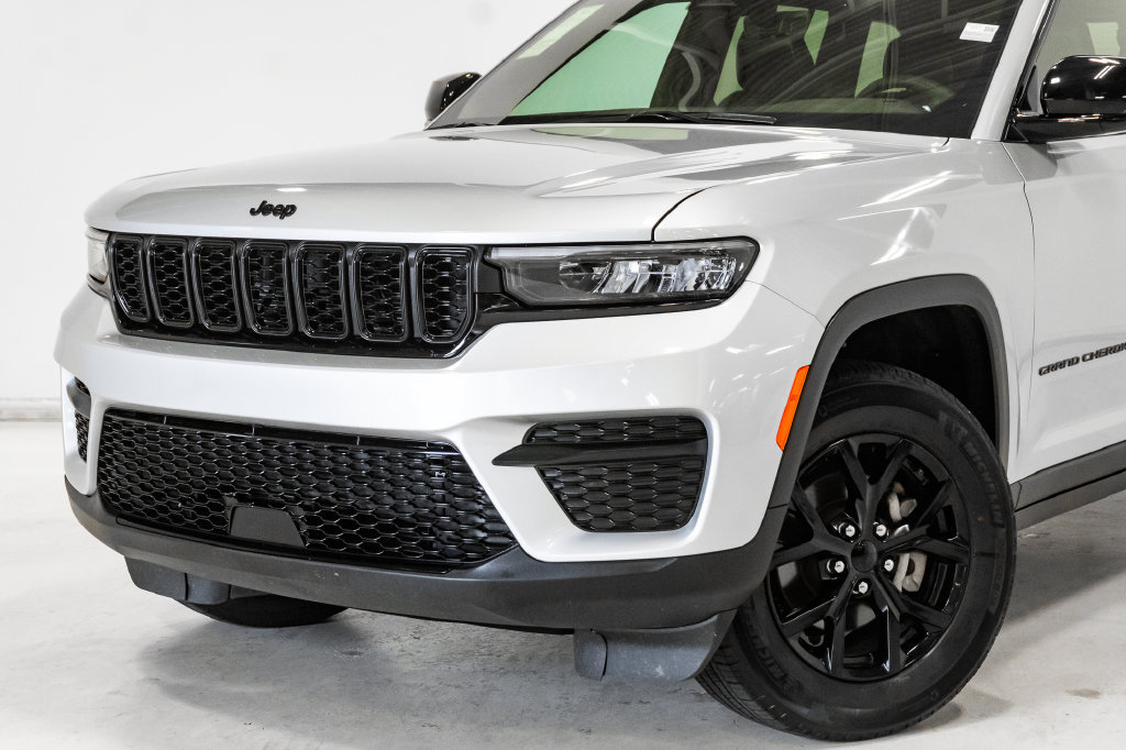 Used 2025 Jeep Grand Cherokee Altitude AWD/4WD image 2
