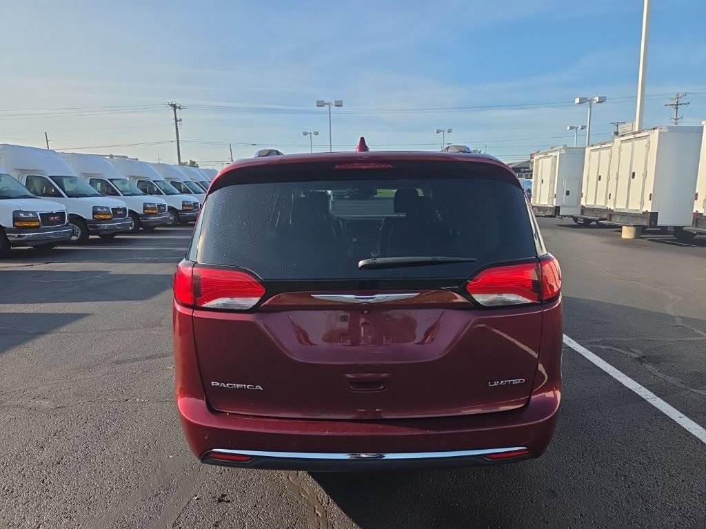 Used 2017 Chrysler Pacifica Limited w/ UConnect Theater Package FWD image 6