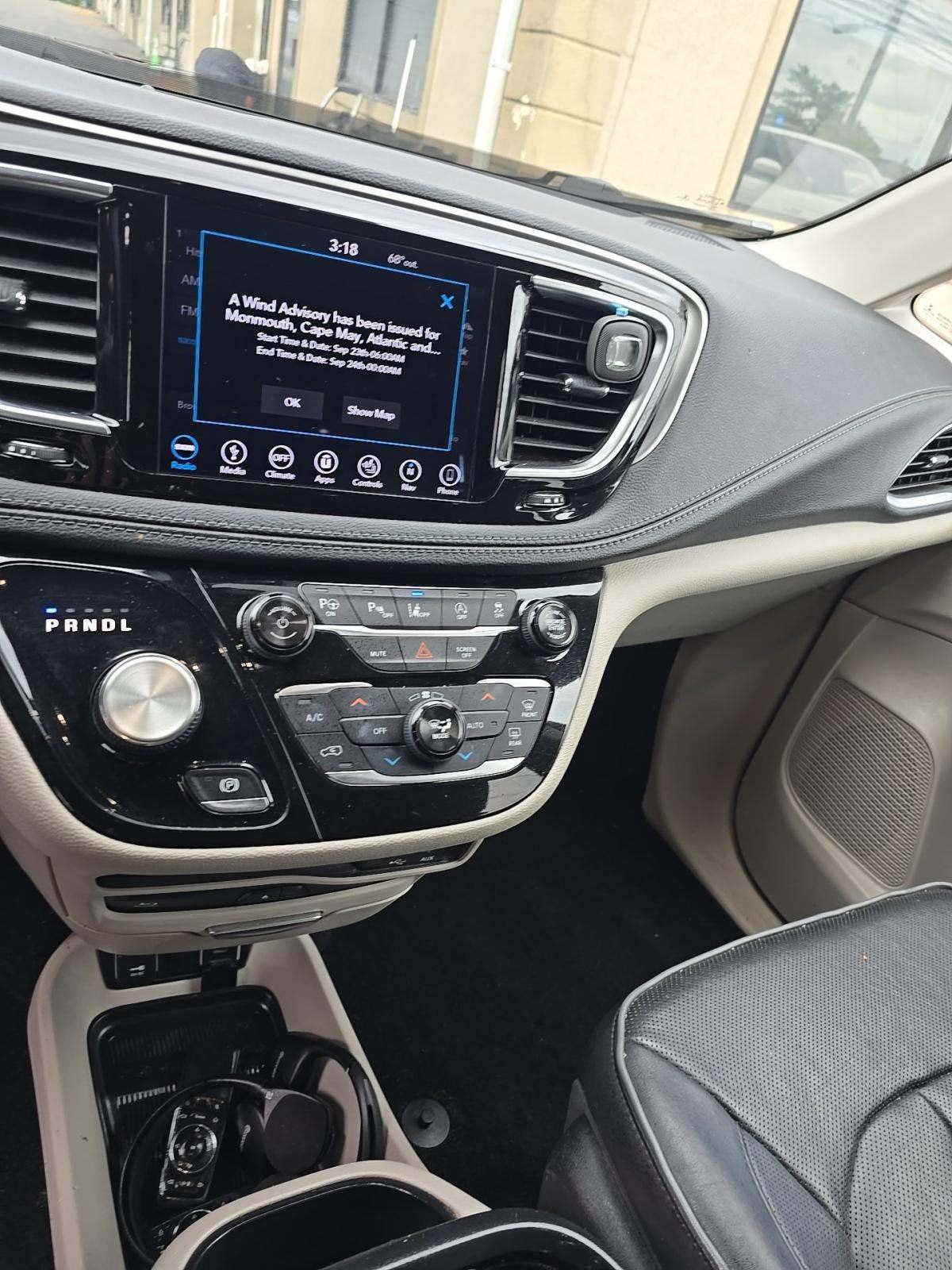 Used 2018 Chrysler Pacifica Limited w/ Tire & Wheel Group FWD image 7