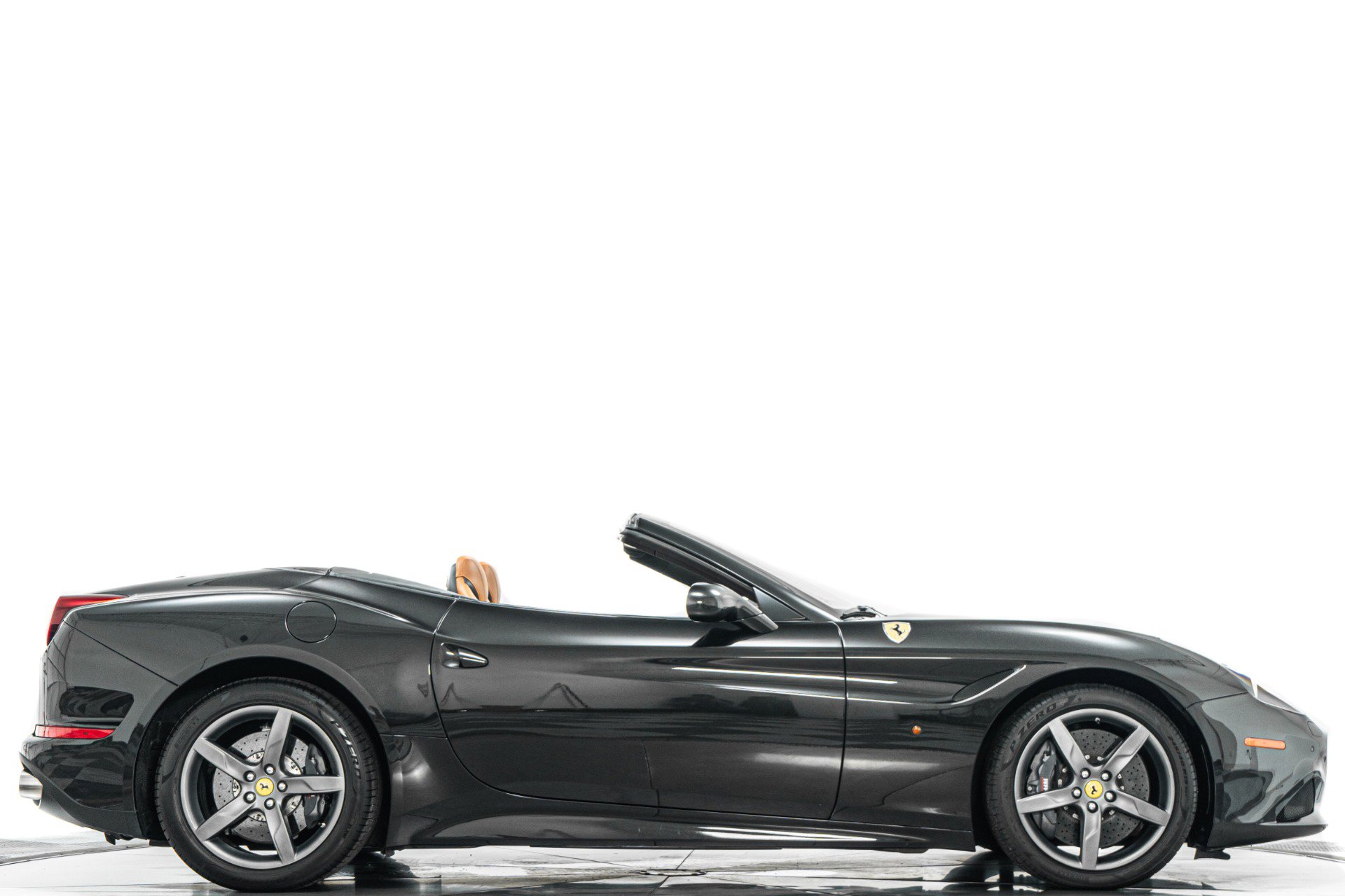 Used 2015 Ferrari California T RWD image 2