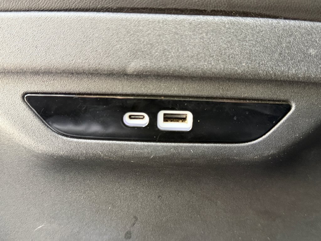 Used 2024 Chrysler Pacifica Limited FWD image 23