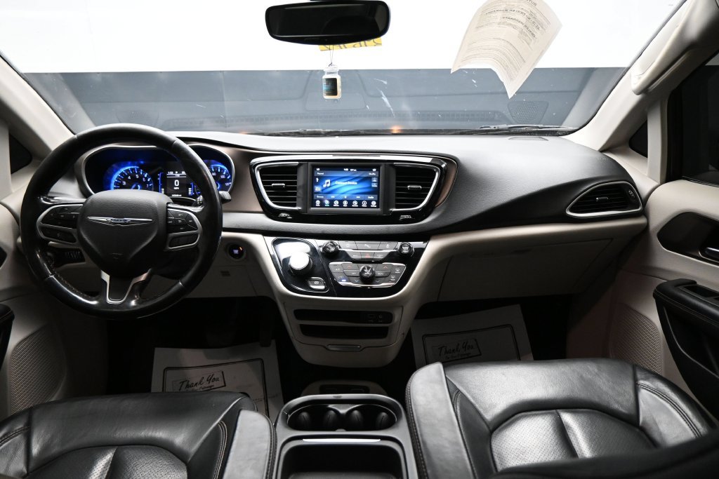 Used 2019 Chrysler Pacifica Touring-L FWD image 13