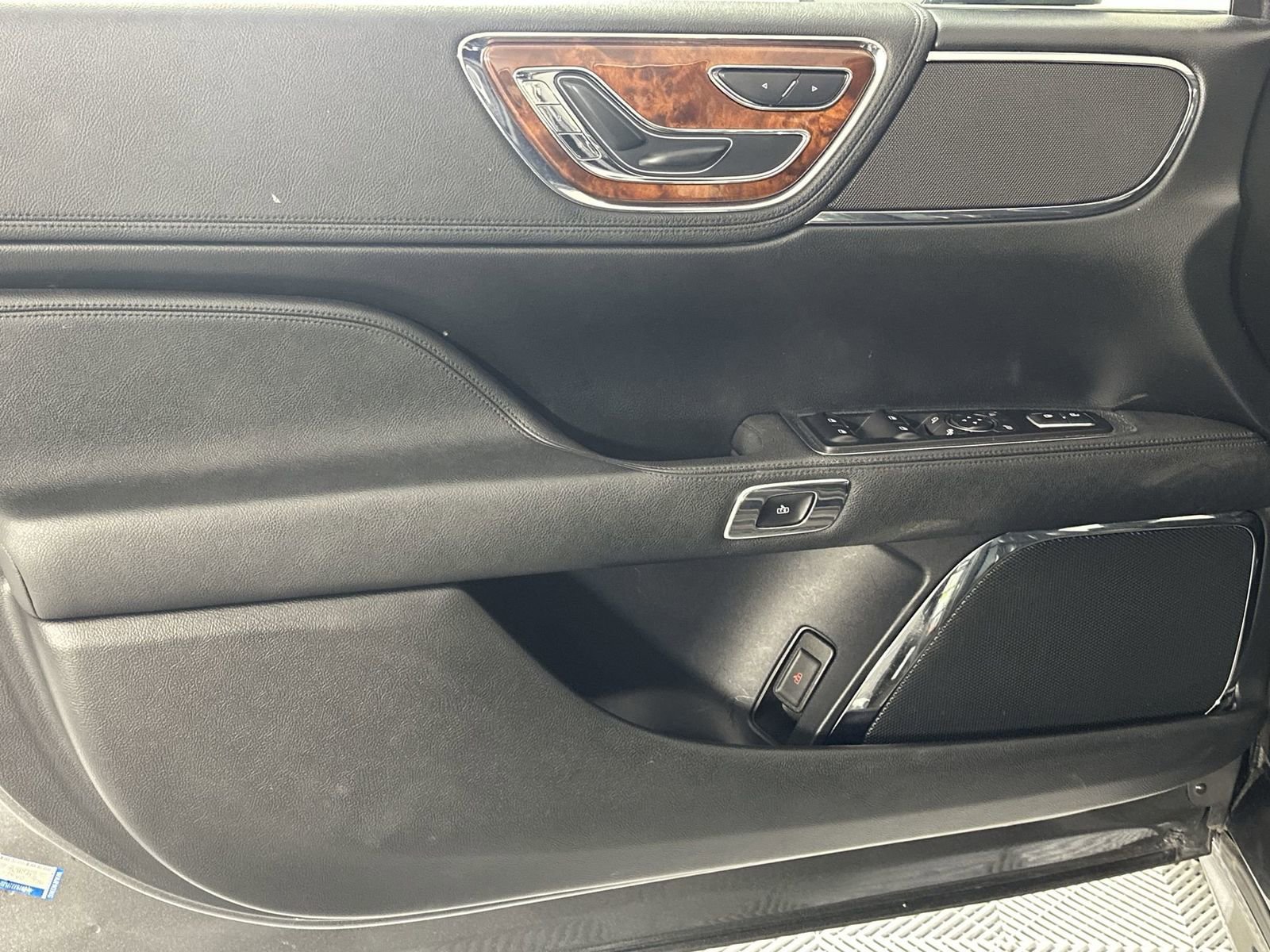 Used 2020 Lincoln Continental image 29