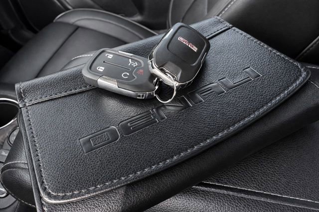 Used 2021 GMC Acadia Denali w/ Denali Ultimate Package image 32