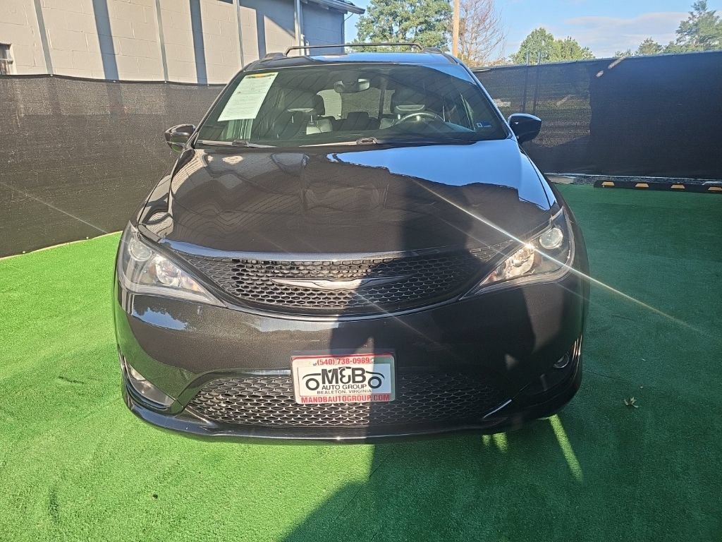 Used 2018 Chrysler Pacifica Touring-L w/ Premium Audio Group FWD image 8