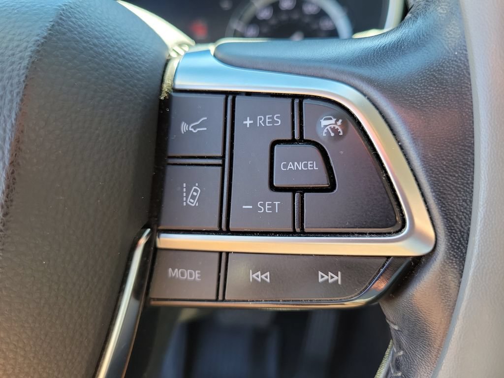 Used 2020 Toyota Highlander XLE AWD/4WD image 29