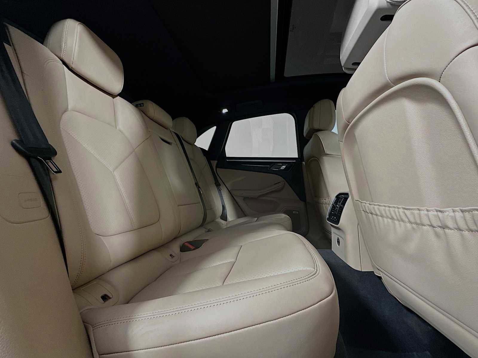 Certified 2025 Porsche Macan AWD/4WD image 28