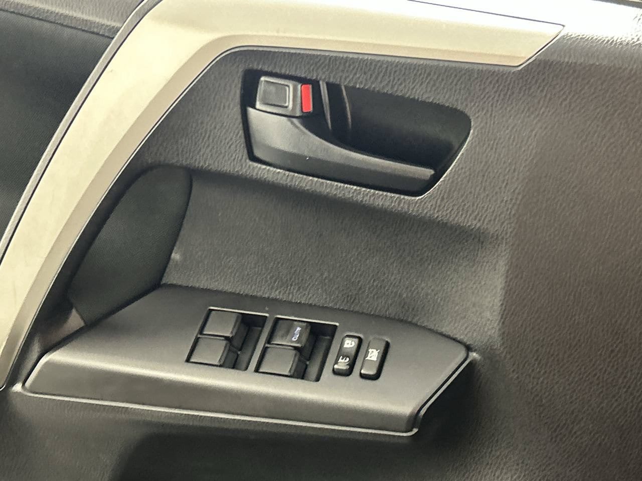 Used 2017 Toyota RAV4 LE FWD image 19