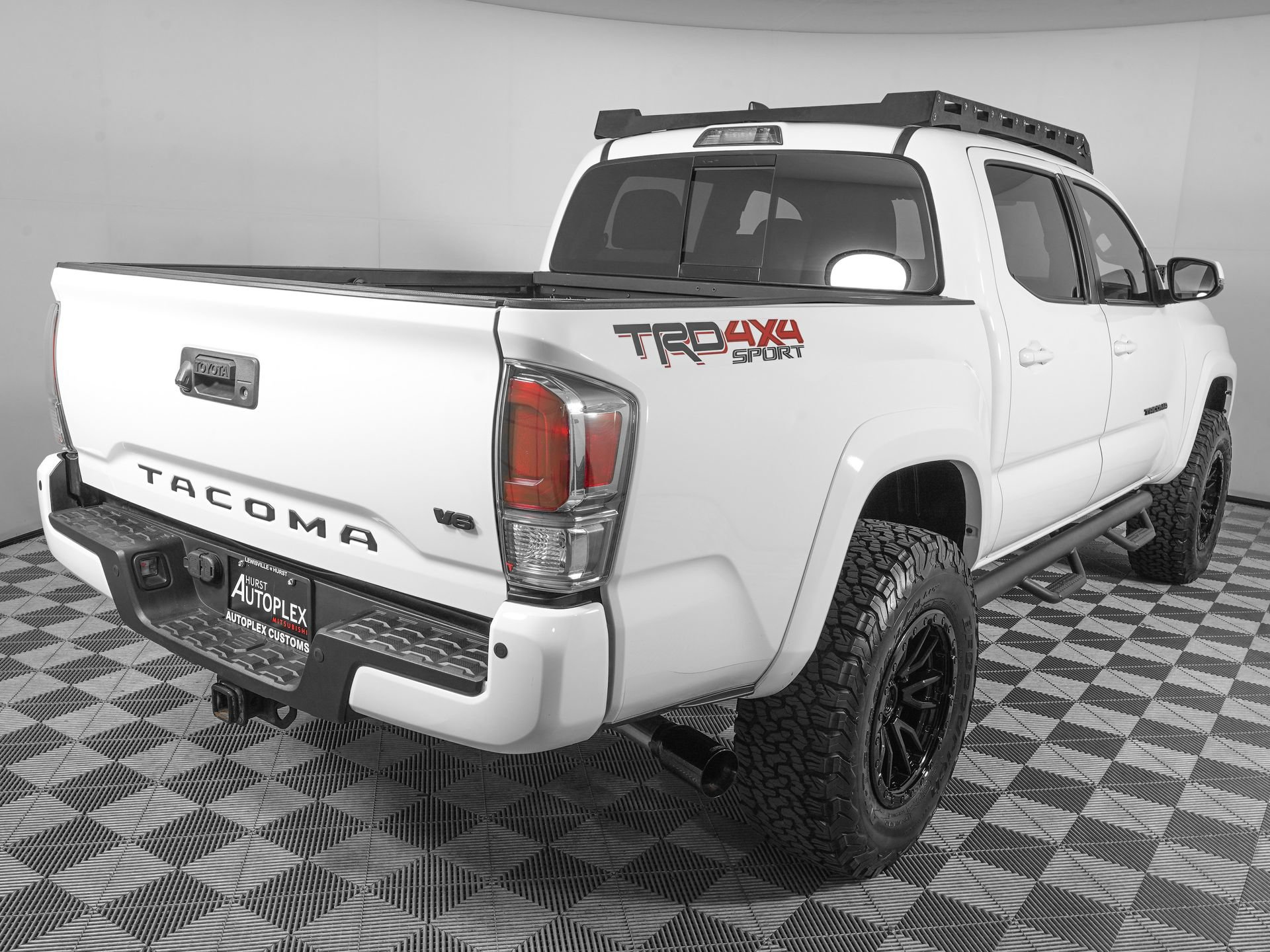 Used 2022 Toyota Tacoma TRD Sport w/ Technology Package AWD/4WD image 4