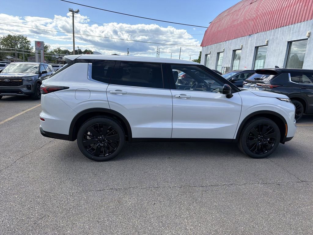 New 2026 Mitsubishi Outlander LE FWD image 3