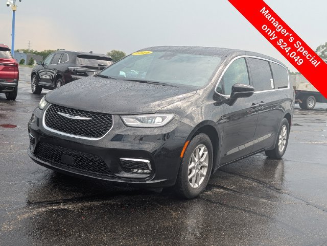 Used 2025 Chrysler Pacifica Select FWD image 3