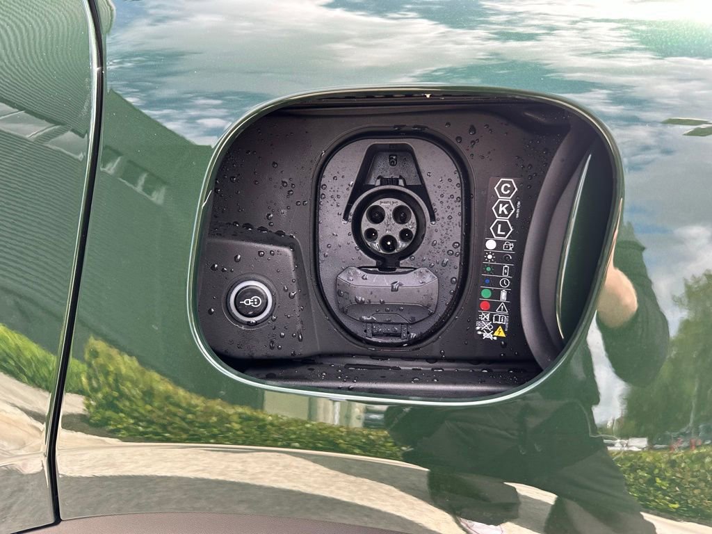 Certified 2025 Porsche Macan 4S Electric AWD/4WD image 46