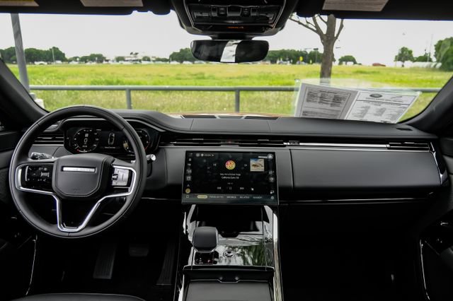 Used 2025 Land Rover Range Rover Sport AWD/4WD image 17