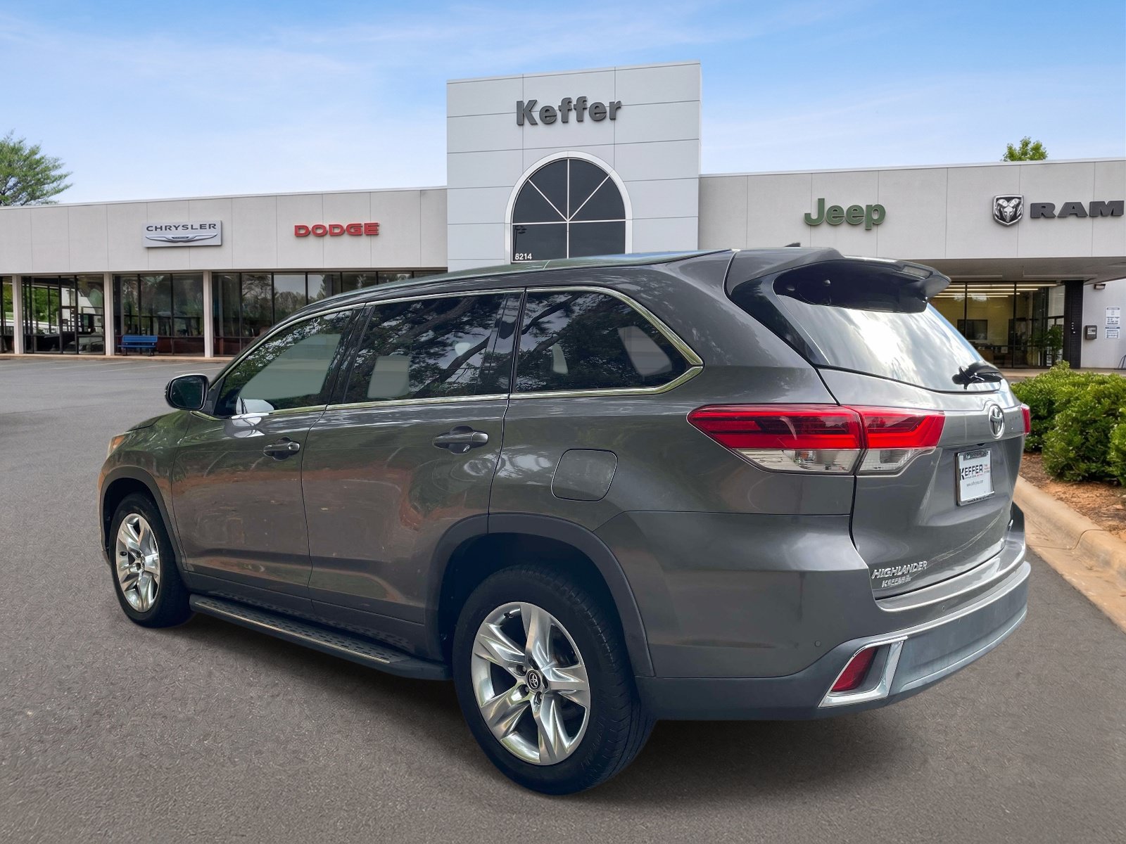 Used 2017 Toyota Highlander Limited FWD image 4
