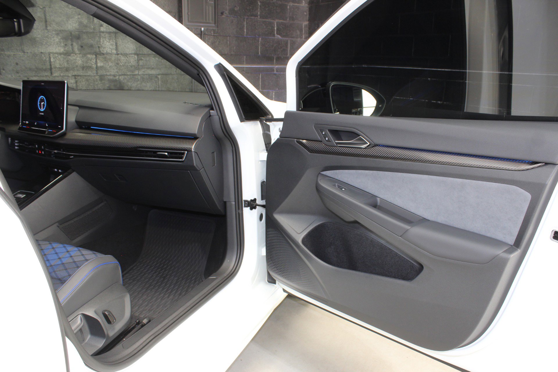 Used 2025 Volkswagen Golf R Black Edition w/ Euro Stye Package image 35