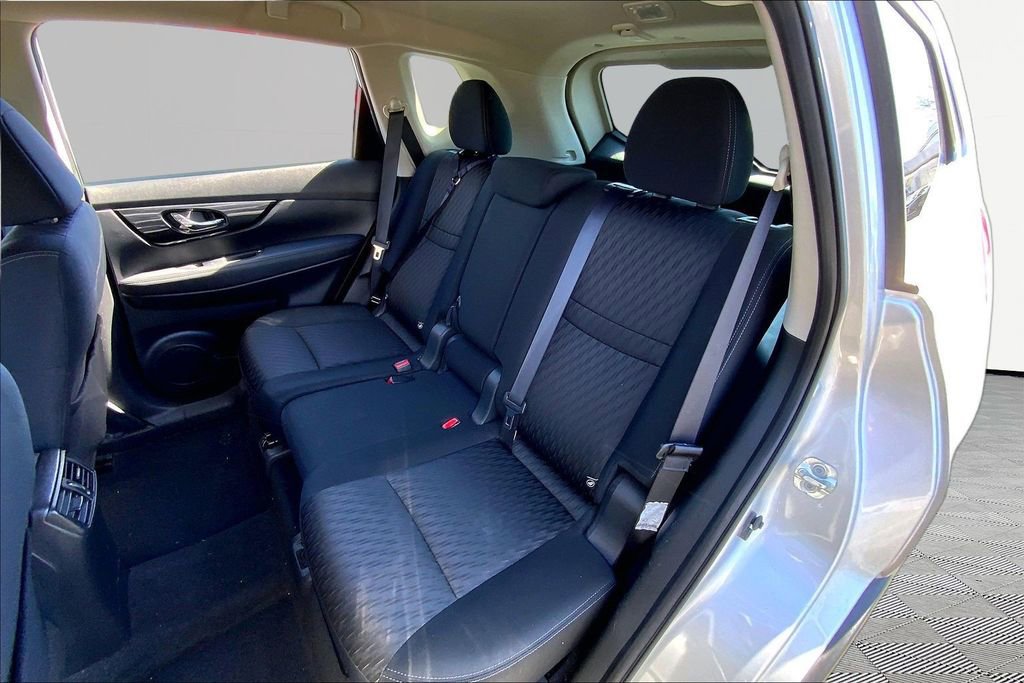 Used 2018 Nissan Rogue S image 16