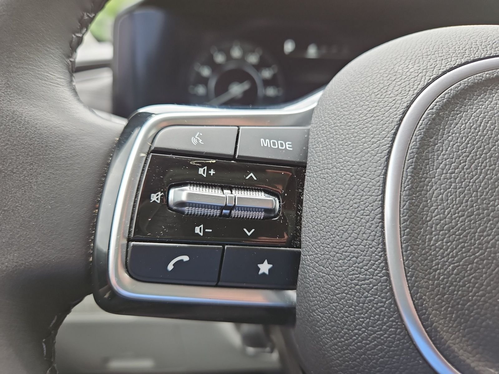 Used 2024 Kia Carnival SX FWD image 25