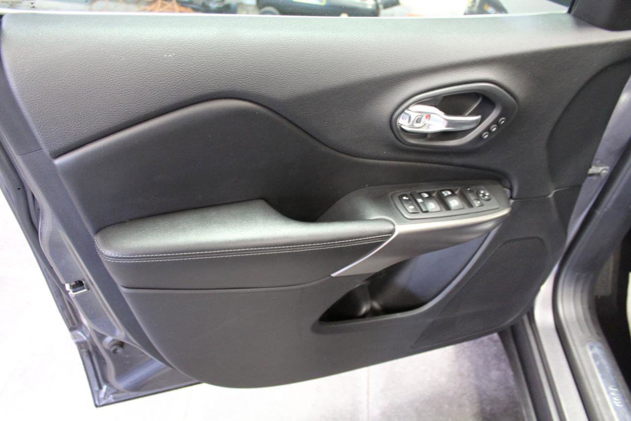 Used 2019 Jeep Cherokee Limited AWD/4WD image 20