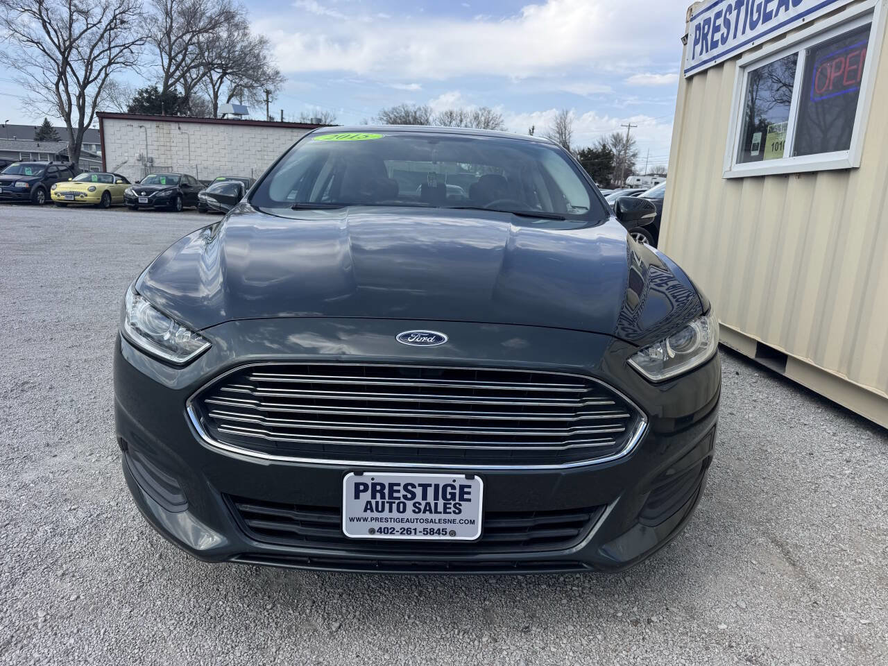 Used 2015 Ford Fusion SE FWD image 2